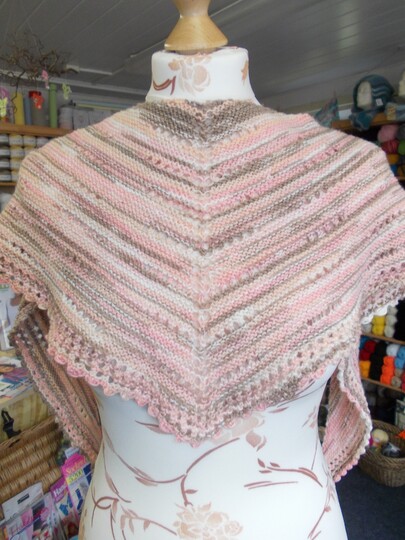 Dreiecktuch mit Lochmustergruppen