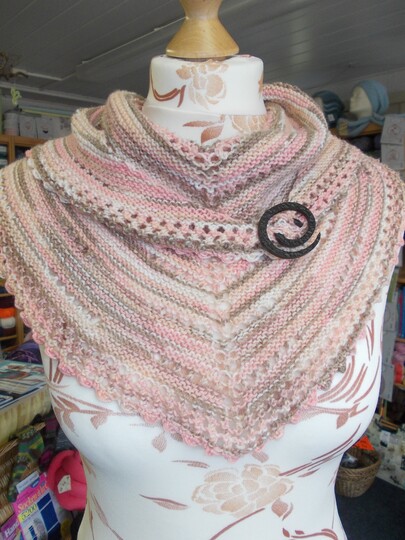 Dreiecktuch mit Lochmustergruppen