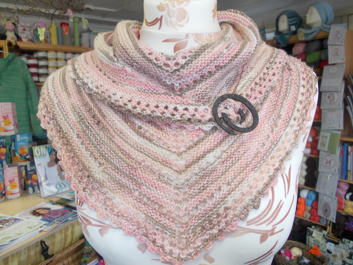 Dreiecktuch mit Lochmustergruppen