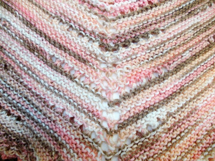 Dreiecktuch mit Lochmustergruppen