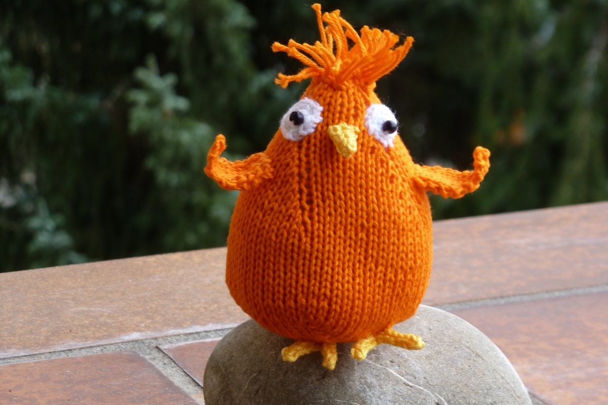 Schräger Vogel  gestrickt  ca 10 cm groß