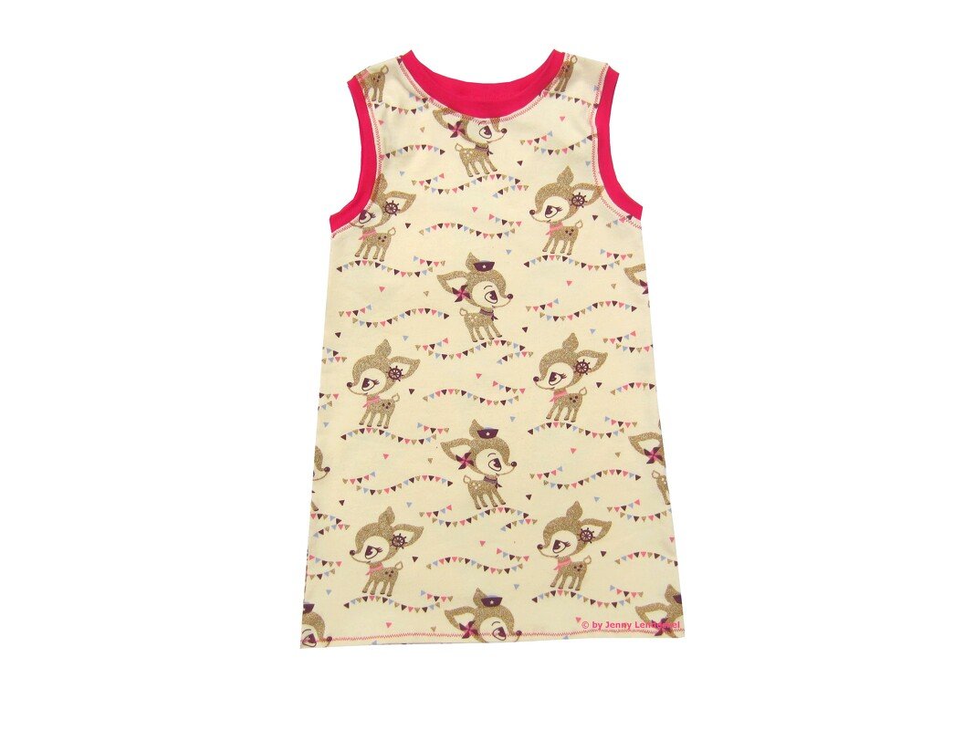Ärmelloses cremefarbenes Kinderkleid mit pinken Einfassungen und Rehmuster sowie bunten Wimpelketten
