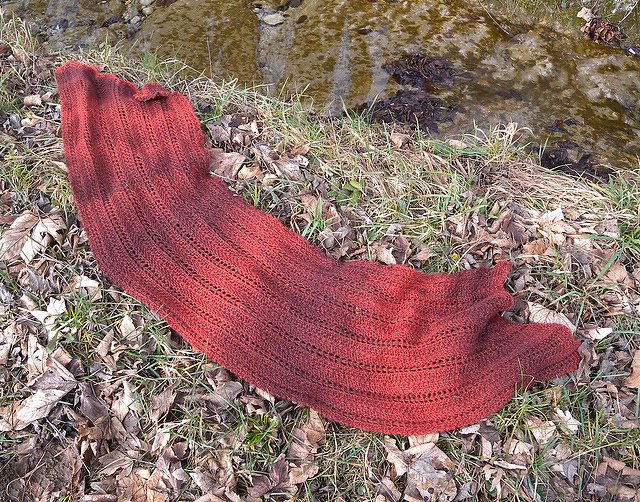 Shawl Knitting Pattern in rounded shape "Garter Hug"