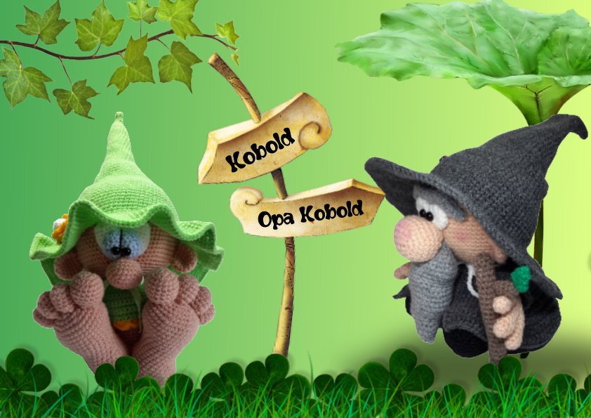 Zwei gehäkelte Kobold-Amigurumi: links grün mit großer Krempe, rechts grau mit Bart und Stock; dazwischen Wegweiser 'Kobold'/'Opa Kobold'.