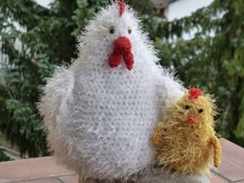 Henne (28cm) und Küken(12 cm) gehäkelt