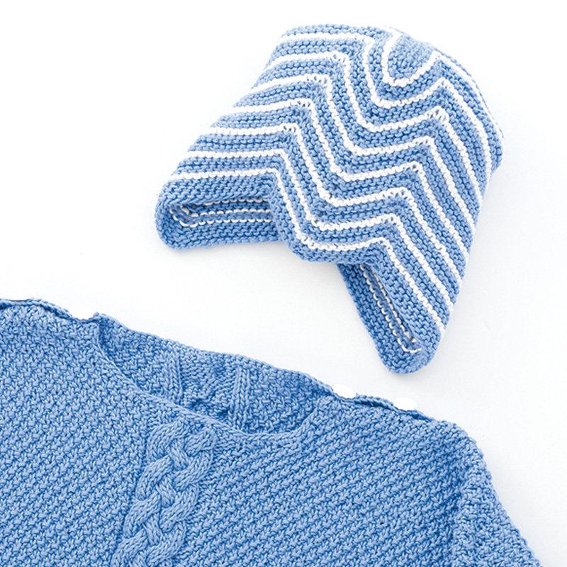 Gestricktes Baby-Set: hellblauer Pullover mit Zopfmuster und blau-weiße Zickzackmütze