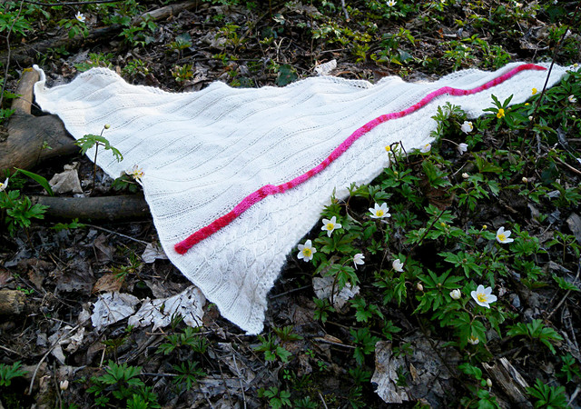 Triangle-shaped shawl knitting pattern "Some Say Love", ribs and cables