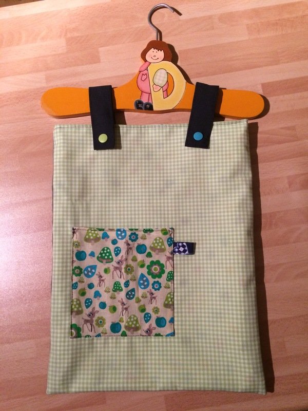 Hellgrünes kariertes Utensilo mit Reh- und Pilzmuster an Kinderbügel hängend