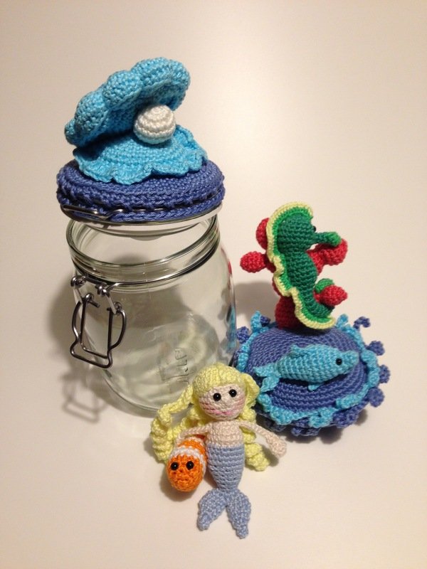 Gehäkelte Meerjungfrau mit Clownfisch, Seepferdchen und Glas mit gehäkeltem Muscheldeckel.