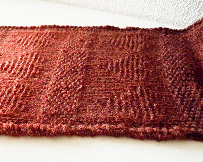 Gestrickter Schal mit Herzen "Bisou"