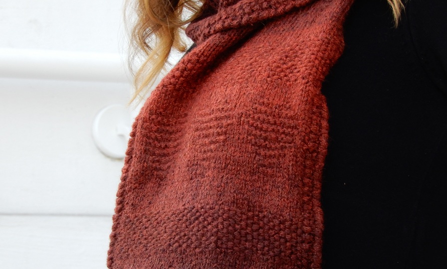 Gestrickter Schal mit Herzen "Bisou"