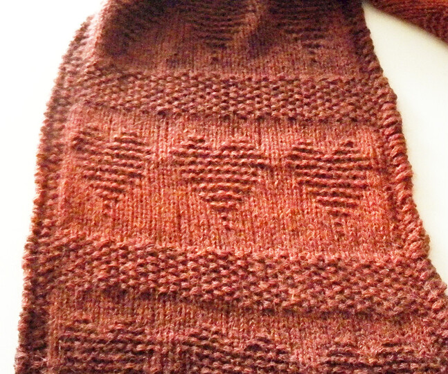 Gestrickter Schal mit Herzen "Bisou"