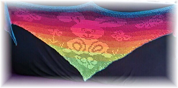 Dreieckiges Filethäkeltuch in Regenbogenfarben mit Hasen- und Blumenmotiven