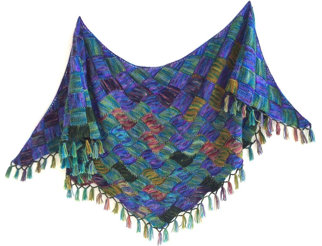 Gestricktes Entrelac-Dreieckstuch mit Fransen und Farbverlauf
