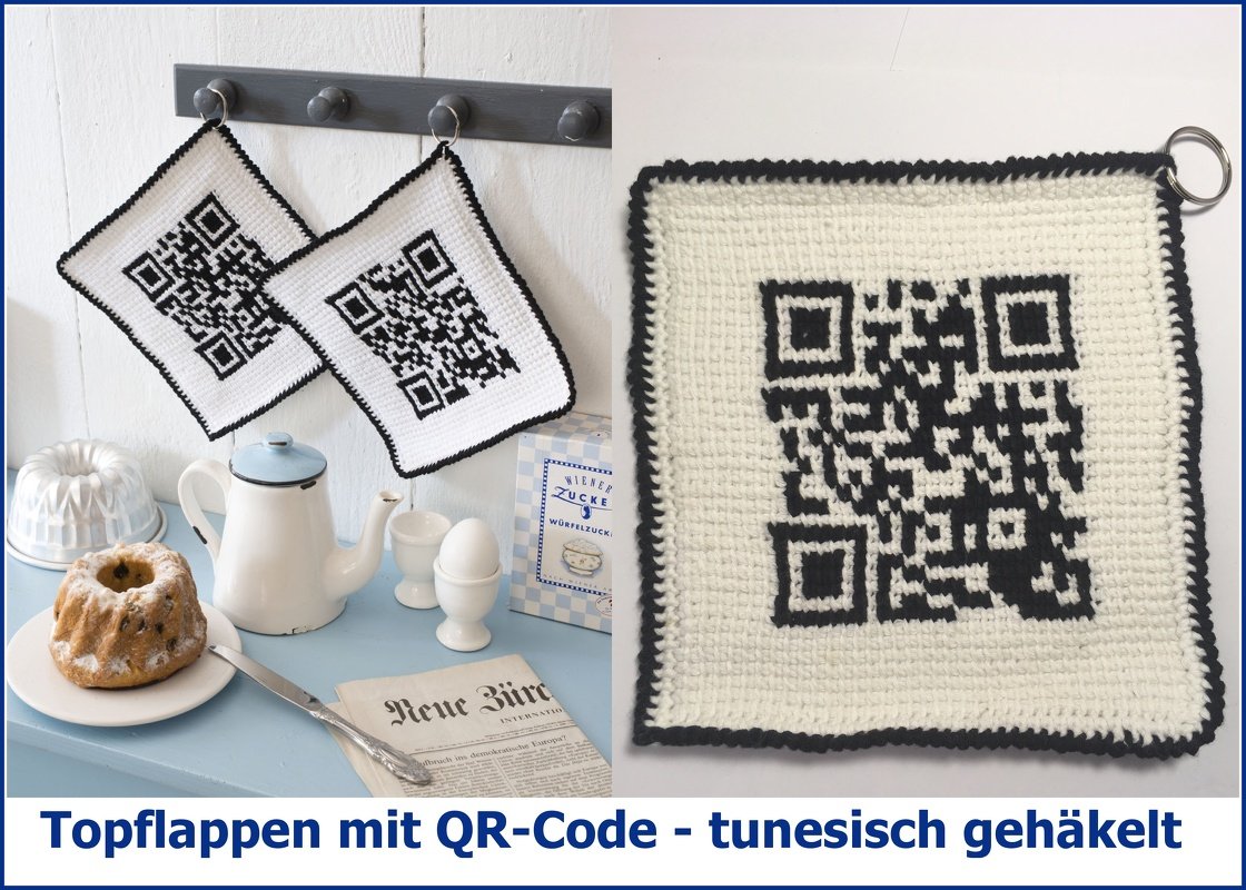 Zwei quadratische, weiß‑schwarze, tunesisch gehäkelte Topflappen mit QR‑Code‑Motiv; rechts Nahaufnahme eines Topflappens mit Metallring zum Aufhängen
