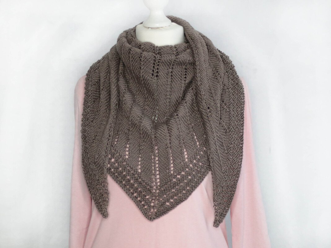 Strickanleitung Dreiecktuch Luma mit Lochmuster Streifen Tuch