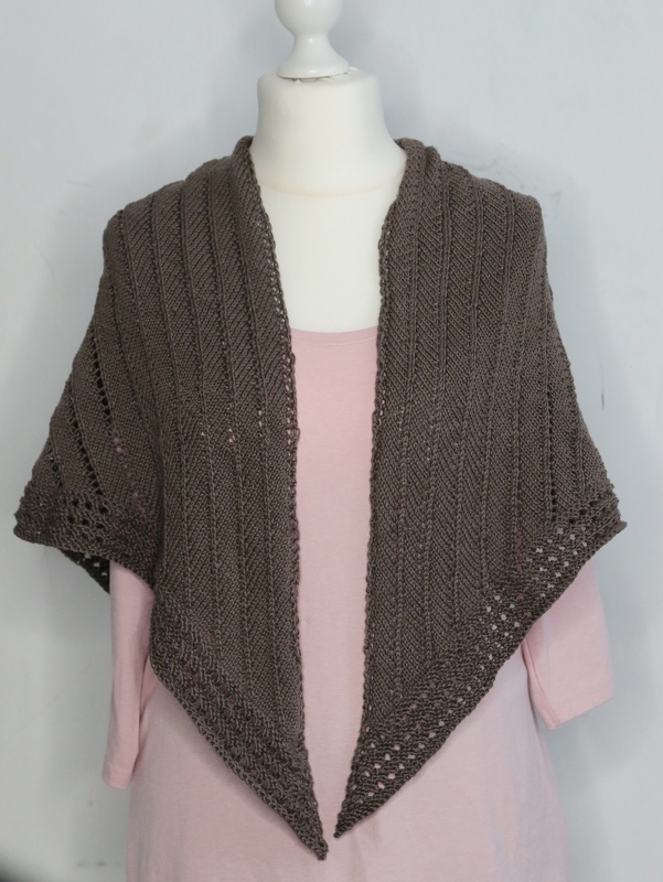 Strickanleitung Dreiecktuch Luma mit Lochmuster Streifen Tuch