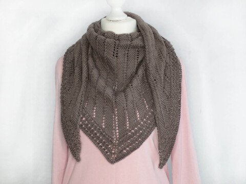 Strickanleitung Dreiecktuch Luma mit Lochmuster Streifen Tuch