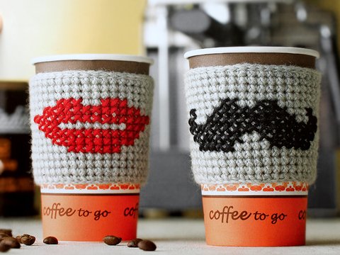 Häkelanleitung PDF für Becherwärmer mit Stickmotiven