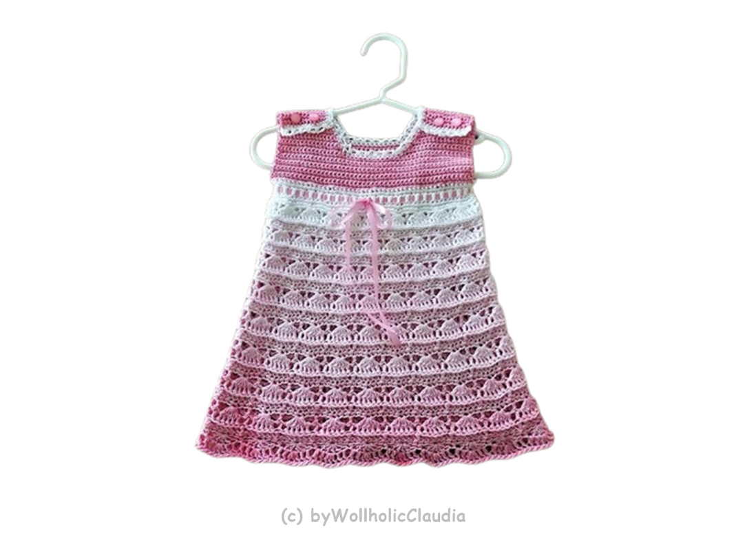 Romantisches gehäkeltes Babykleid mit Farbverlauf und Schleife auf Bügel