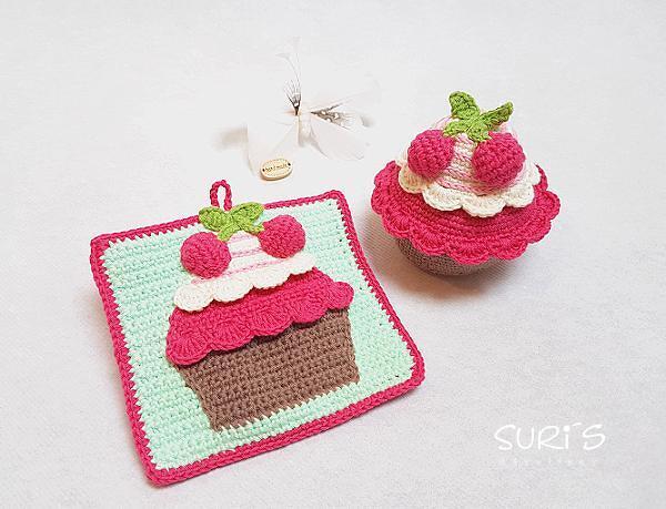 Gehäkelter Cupcake-Topflappen und kleiner gehäkelter Deko-Cupcake mit Kirschen in Rosa und Mint.