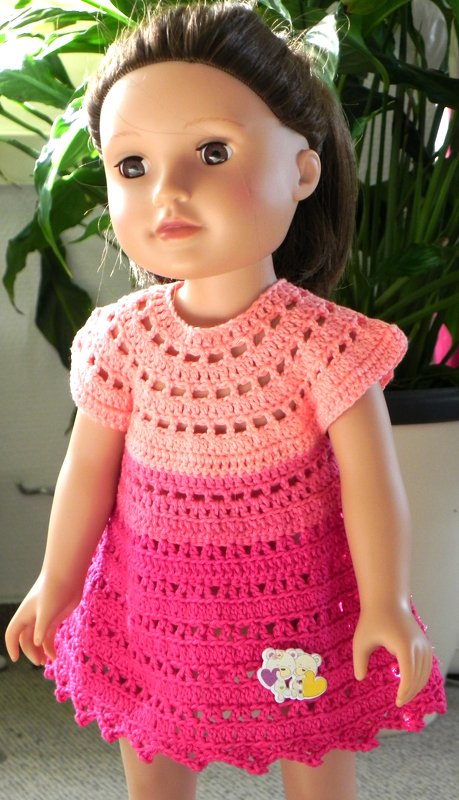 Puppe mit handgehäkeltem zweifarbigem rosa Kleid und Teddybär-Applikation