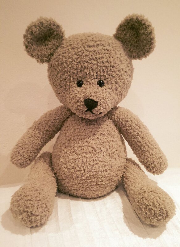 Sitzender flauschiger brauner Häkel-Teddybär