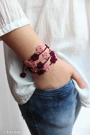 Armband häkeln, Wickelarmband mit Blumen, schöner Sommerschmuck, leicht und trendy