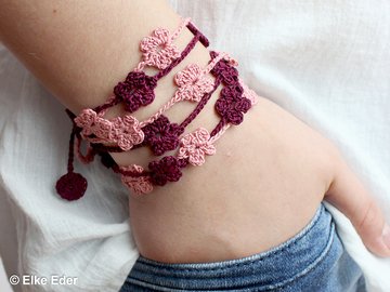 Armband häkeln, Wickelarmband mit Blumen, schöner Sommerschmuck, leicht und trendy