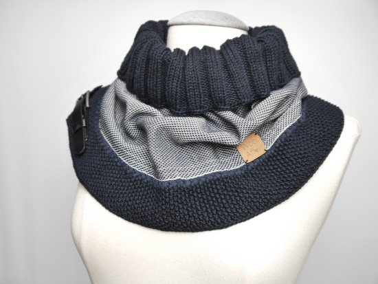 Gestrickter Loop-Schal dunkelblau mit hellgrauem Innenfutter auf einer Schaufensterpuppe