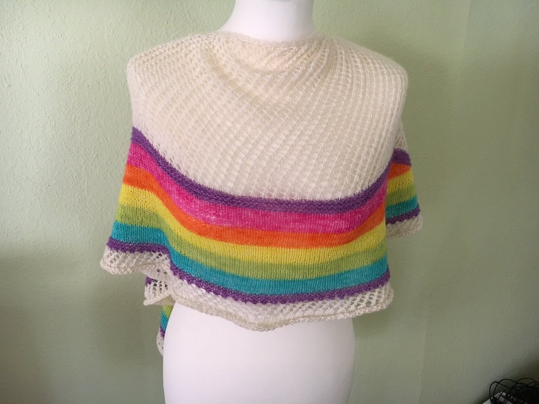 Gestricktes Schultertuch in Creme mit bunten Regenbogenstreifen auf einer Büste
