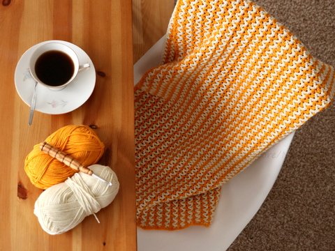 Warm und gemütlich - gehäkelte Wohndecken