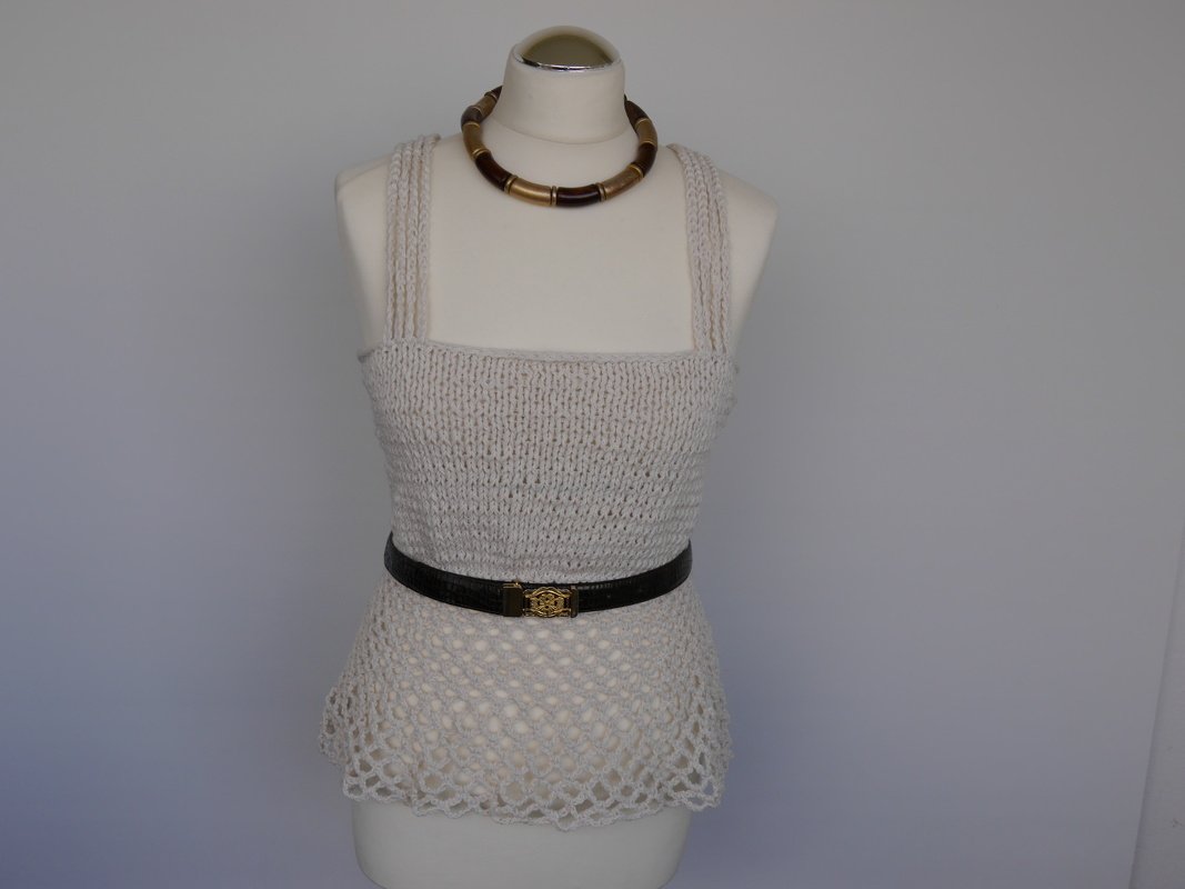 Ecrufarbenes gestricktes Top auf Schneiderpuppe mit eckigem Ausschnitt, breiten Trägern, netzartigem Saum, schwarzem Gürtel und Halskette