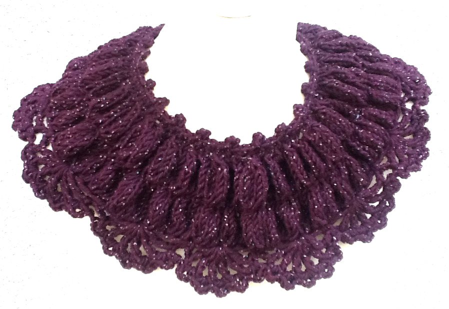 Gestrickter Kragenschal in Dunkelviolett mit Glitzergarn und Rüschenrand auf weißem Hintergrund