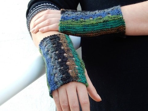 Gestrickte Pulswärmer mit kleinen Löchern "Emmentaler"