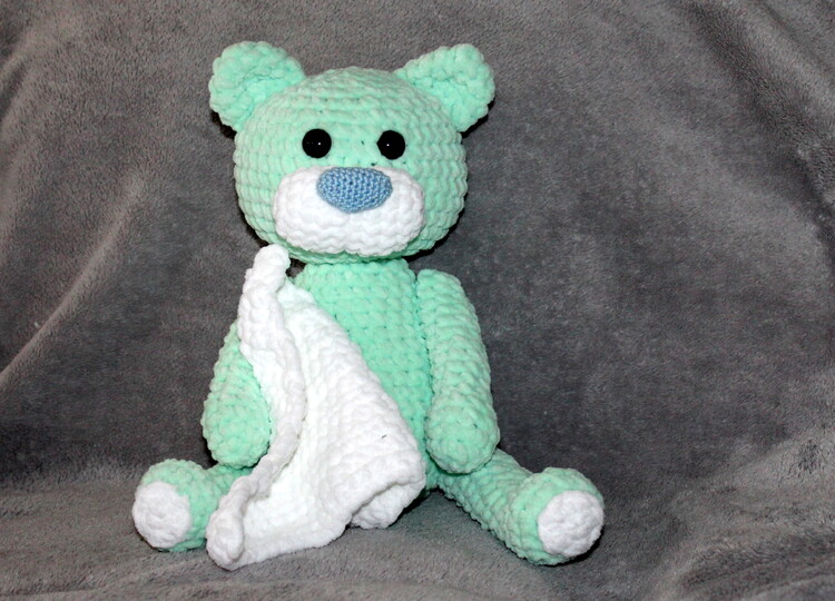 Teddy häkeln – kuschelweicher Bär aus Chenille (deutsche Anleitung)