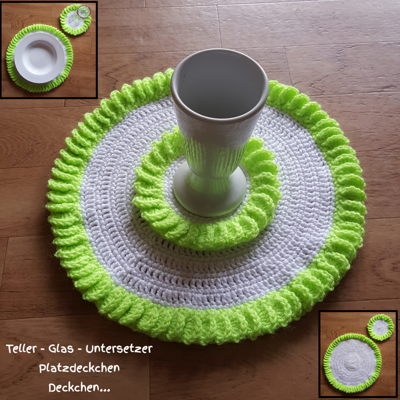Rundes weißes gehäkeltes Platzdeckchen und kleiner Untersetzer mit leuchtend grünem Rüschenrand; auf dem Untersetzer steht ein weißer Becher.