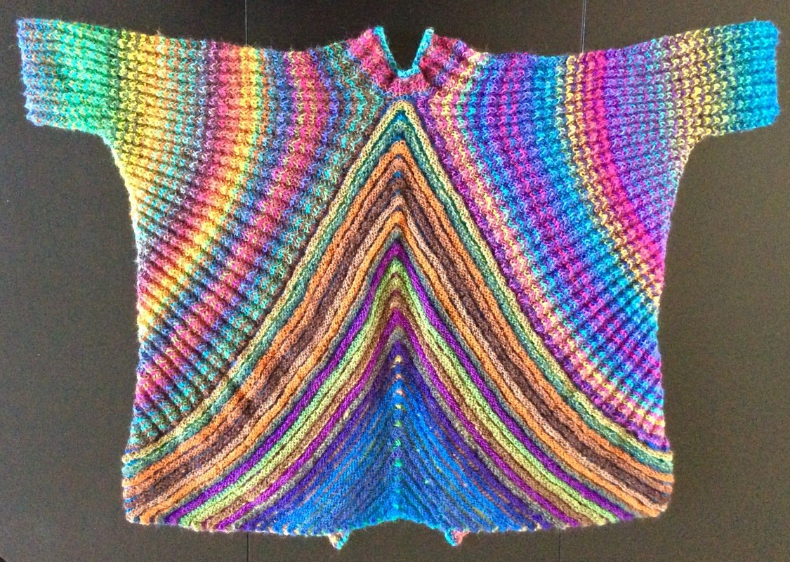 Gestrickte Jacke mit zentraler V‑Zunahme, kraus‑rechts und bunten Streifen