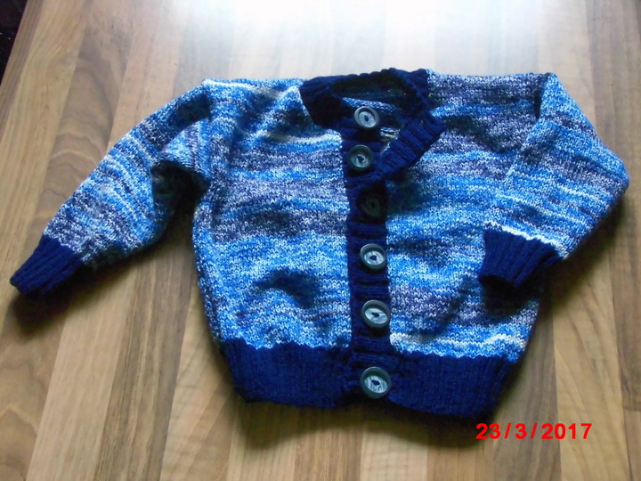 Kinderstrickjacke in Größe 80 - 86 mit Hundemotiv