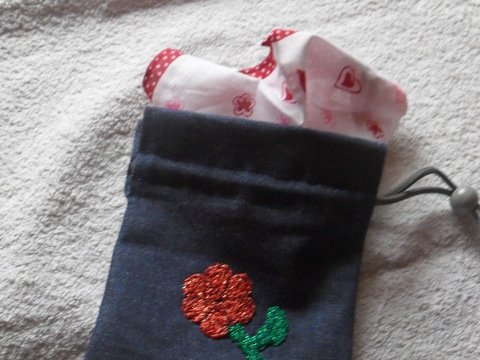 Taschentuchbeutel mit gehäkelter Applikation