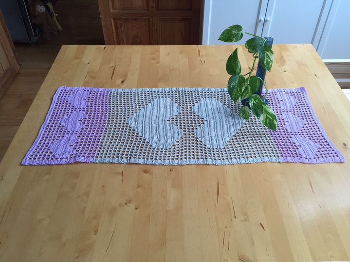 Häkelanleitung Tischläufer mit Herz