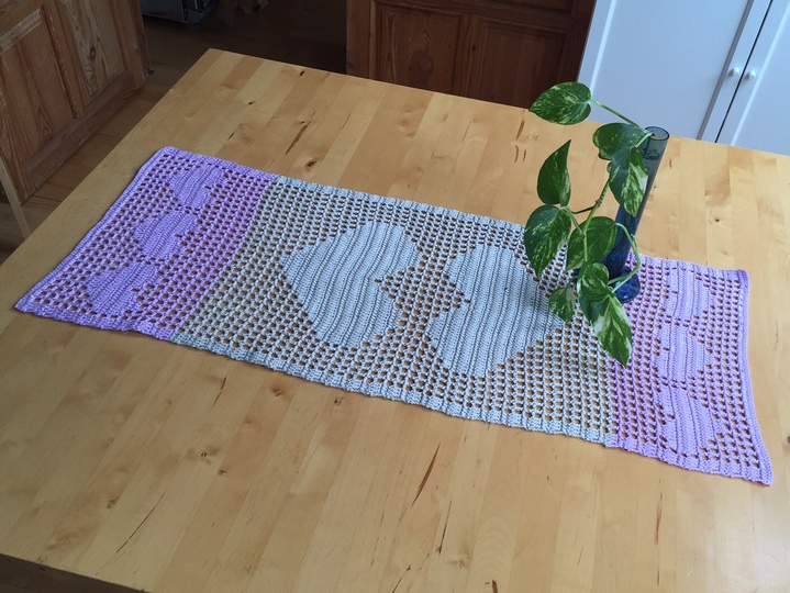 Häkelanleitung Tischläufer mit Herz