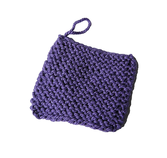 Quadratisches lila gestricktes Tuch im Kraus-rechts-Muster mit Aufhängeschlaufe