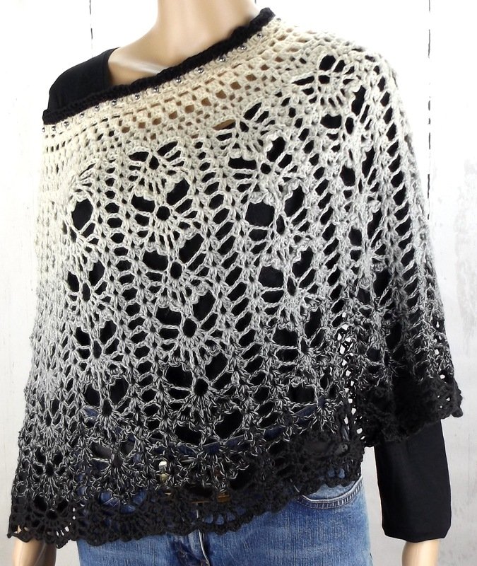 Gehäkelter Poncho in Ombré-Optik (Creme bis Schwarz) mit Netz- und Blumenmuster