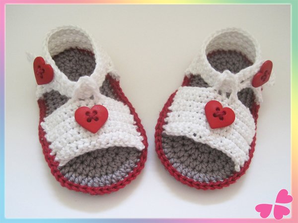 Häkelanleitung: Baby Sandalen mit Herz Knopf (0 bis 1 Jahr)