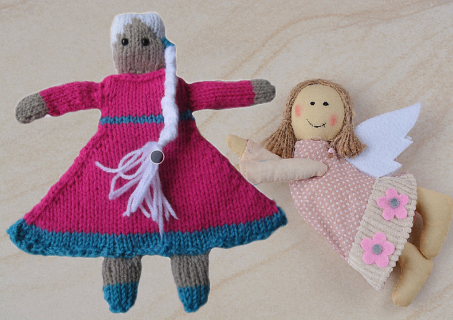 Gestrickte Babypuppe mit rosa Kleid und geflochtenem weißem Zopf neben einem Stoffengel mit Flügeln