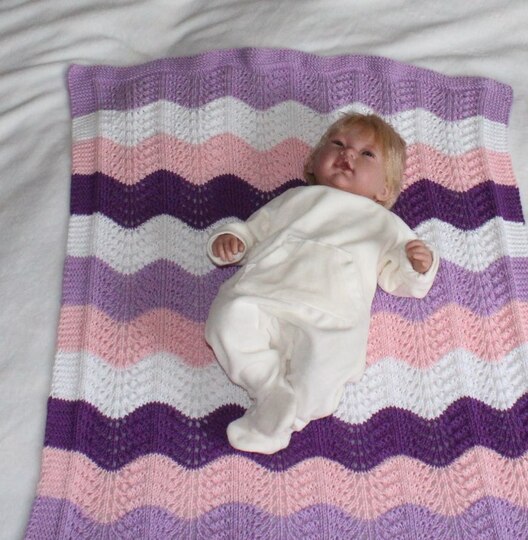 Strickanleitung Babydecke, Plaid, Wellenmuster, Größe ca. 60 x 70 cm, für Anfänger geeignet