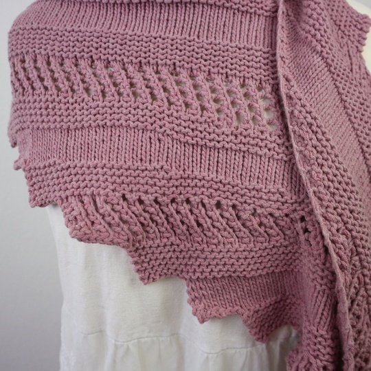 Strickanleitung Drachenschwanz-Soft Drift – asymmetrisches, halbrundes Tuch