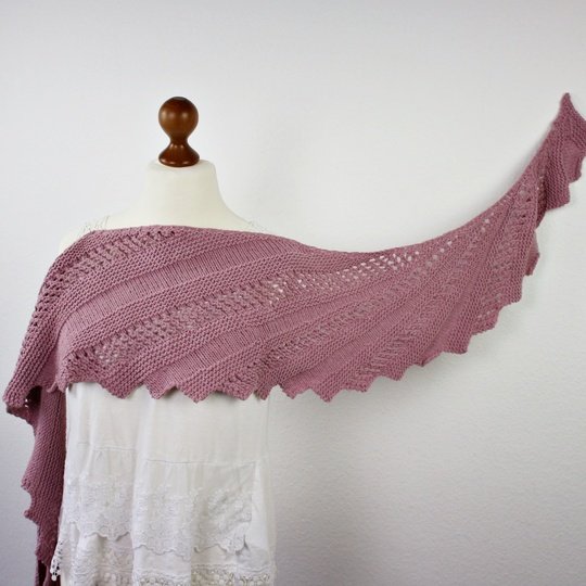 Strickanleitung Drachenschwanz-Soft Drift – asymmetrisches, halbrundes Tuch