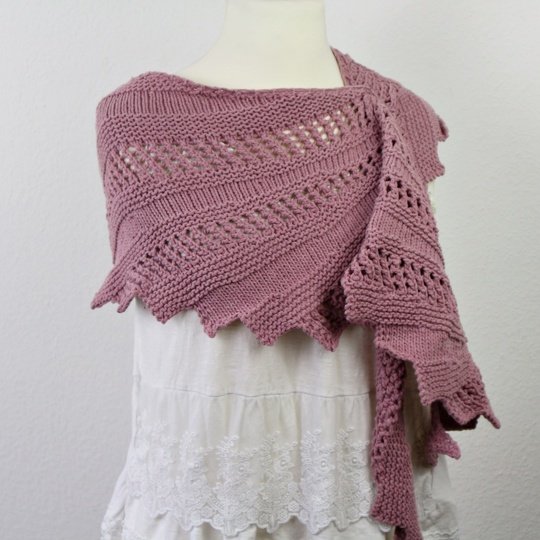 Strickanleitung Drachenschwanz-Soft Drift – asymmetrisches, halbrundes Tuch